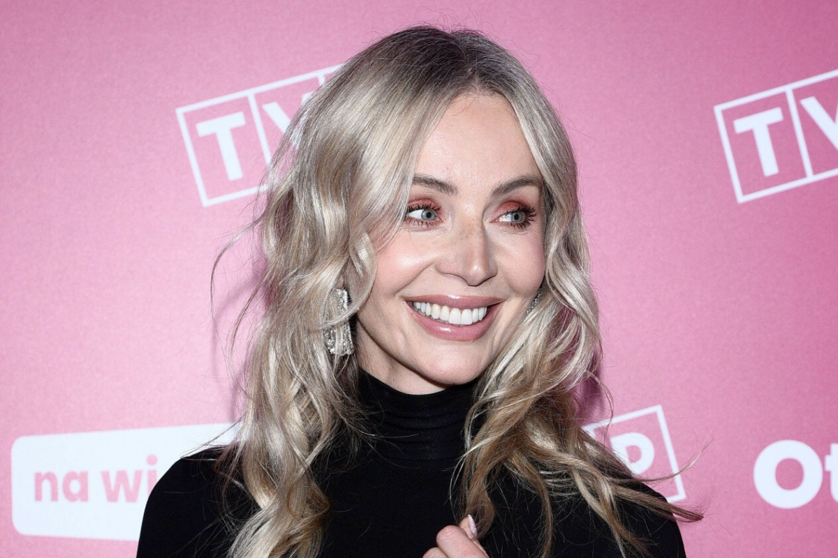 Agnieszka Woźniak-Starak z eleganckim mężczyzną na ramówce w TVP. Jak zwykle zachwyciła stylizacją