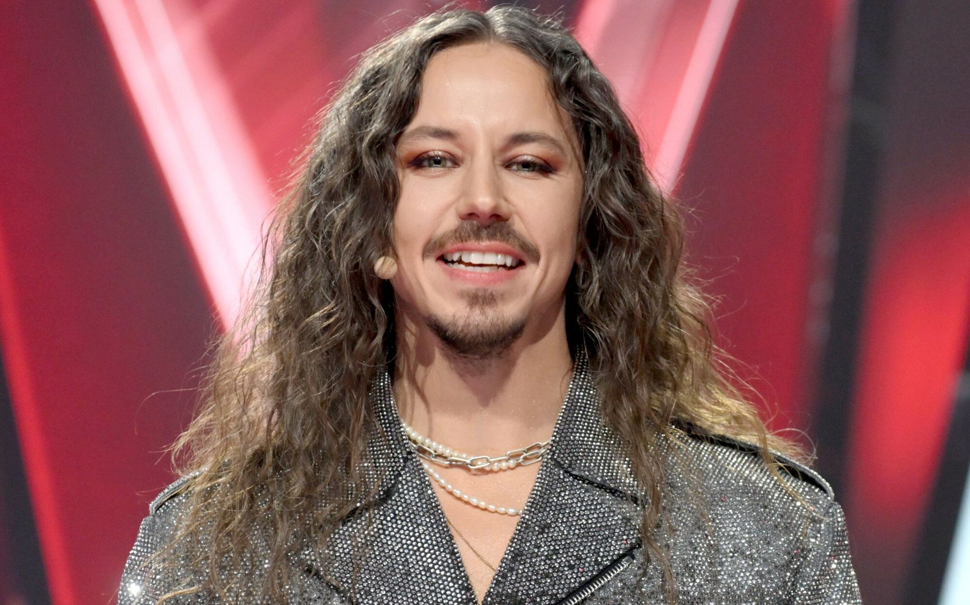 Tak mieszka Michał Szpak. Pokazał przestronny salon fot. VIPHOTO/East News