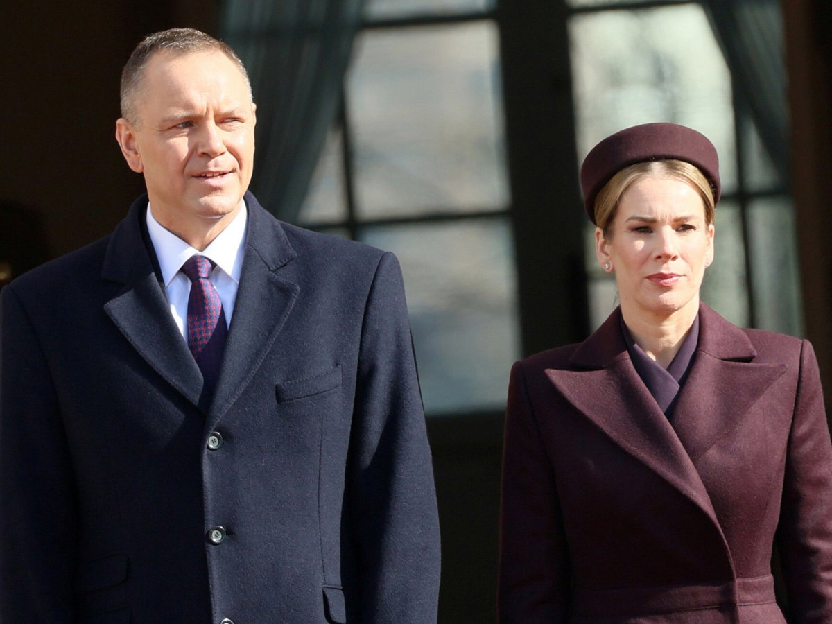 Marta Nawrocka w bordowej stylizacji. Trwa wizyta króla i królowej Szwecji w Polsce