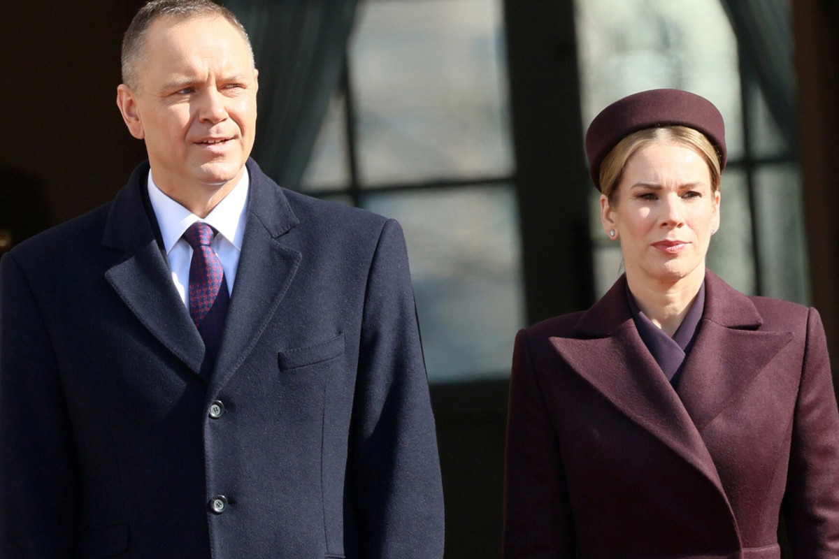Marta Nawrocka w bordowej stylizacji. Trwa wizyta króla i królowej Szwecji w Polsce