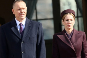 Marta Nawrocka w bordowej stylizacji. Trwa wizyta króla i królowej Szwecji w Polsce