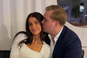 Roxie Węgiel pozuje z Kevinem w białej sukni. Mają powód do świętowania