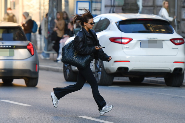 Julia Wieniawa z torebką za 17 tysięcy mknie do swojego Porsche. Zdjęcia paparazzi
