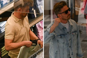 Zamyślony Marcin Rogacewicz na samotnych zakupach buszuje po sklepach