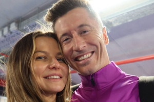 Tak wygląda Wielkanoc u Lewandowskich. Anna i Robert wylegują się z córkami w ogrodzie