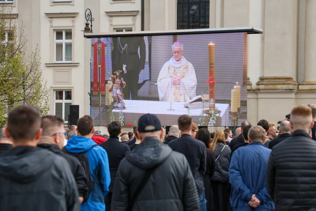 Telebimy na pogrzebie Jacka Magiery fot. Pawel Wodzynski/EASTNEWS
