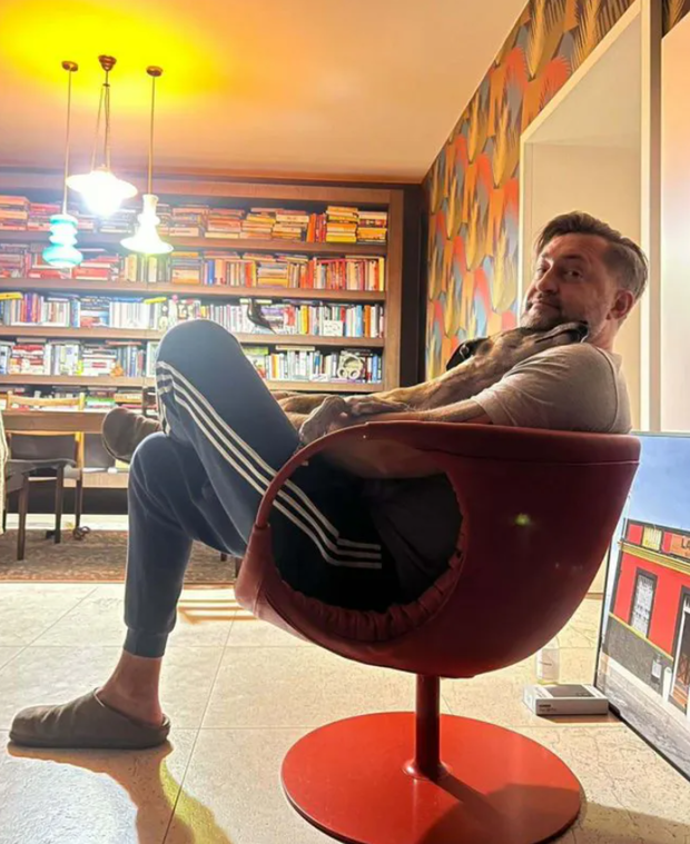 Domowa biblioteczka Marcina Prokopa fot. Instagram @_marcinprokop_
