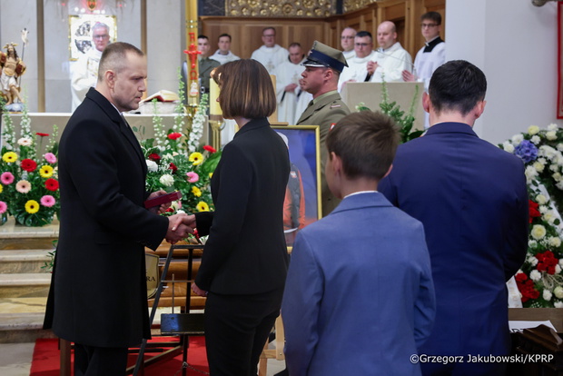 Karol Nawrocki na pogrzebie Jacka Magiery. Odznaczył trenera pośmiertnie