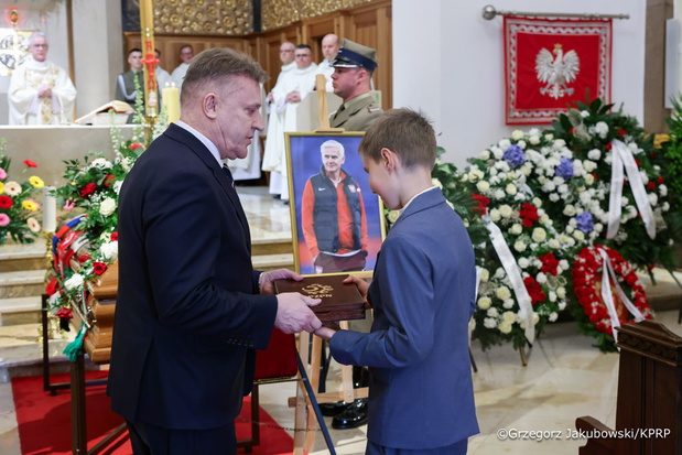 Karol Nawrocki na pogrzebie Jacka Magiery. Odznaczył trenera pośmiertnie