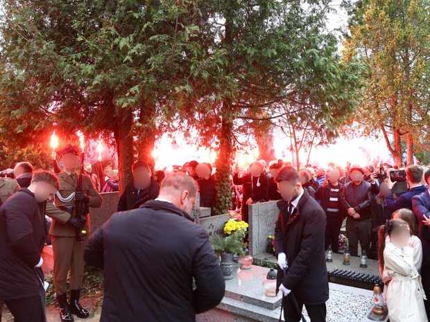 Łuna rac na pogrzebie Jacka Magiery