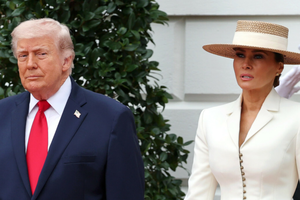 Melania Trump zachwyciła na spotkaniu z Karolem III. Podobną marynarkę kupisz za 50 zł