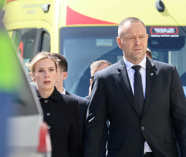 Karol Nawrocki i zalana łzami Marta Nawrocka na pogrzebie Łukasza Litewki