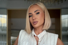 Ten kombinezon w stylu "holiday quiet luxury" latem zaleje ulice. Izabela Macudzińska już go nosi