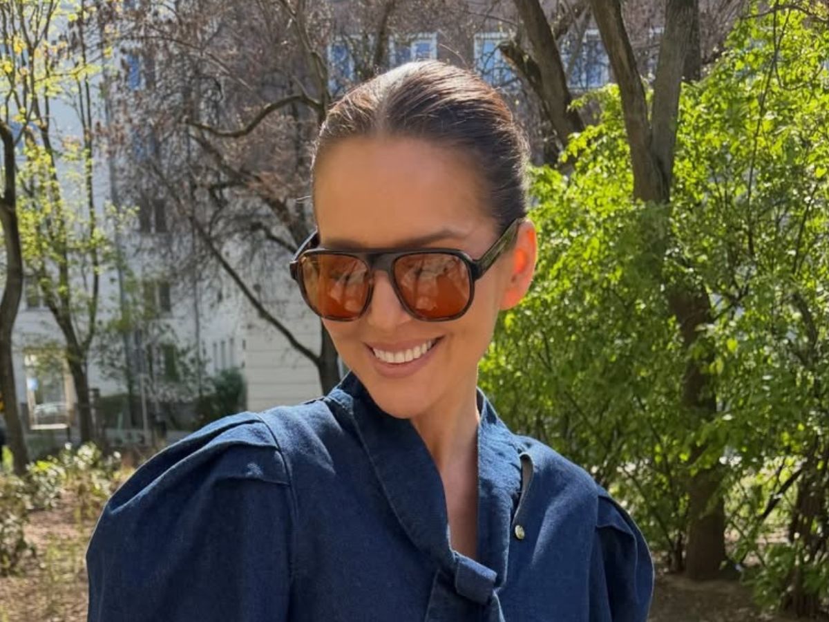 Paulina Sykut w jeansowej mini "cobalt blue", ale tylko spójrzcie na buty