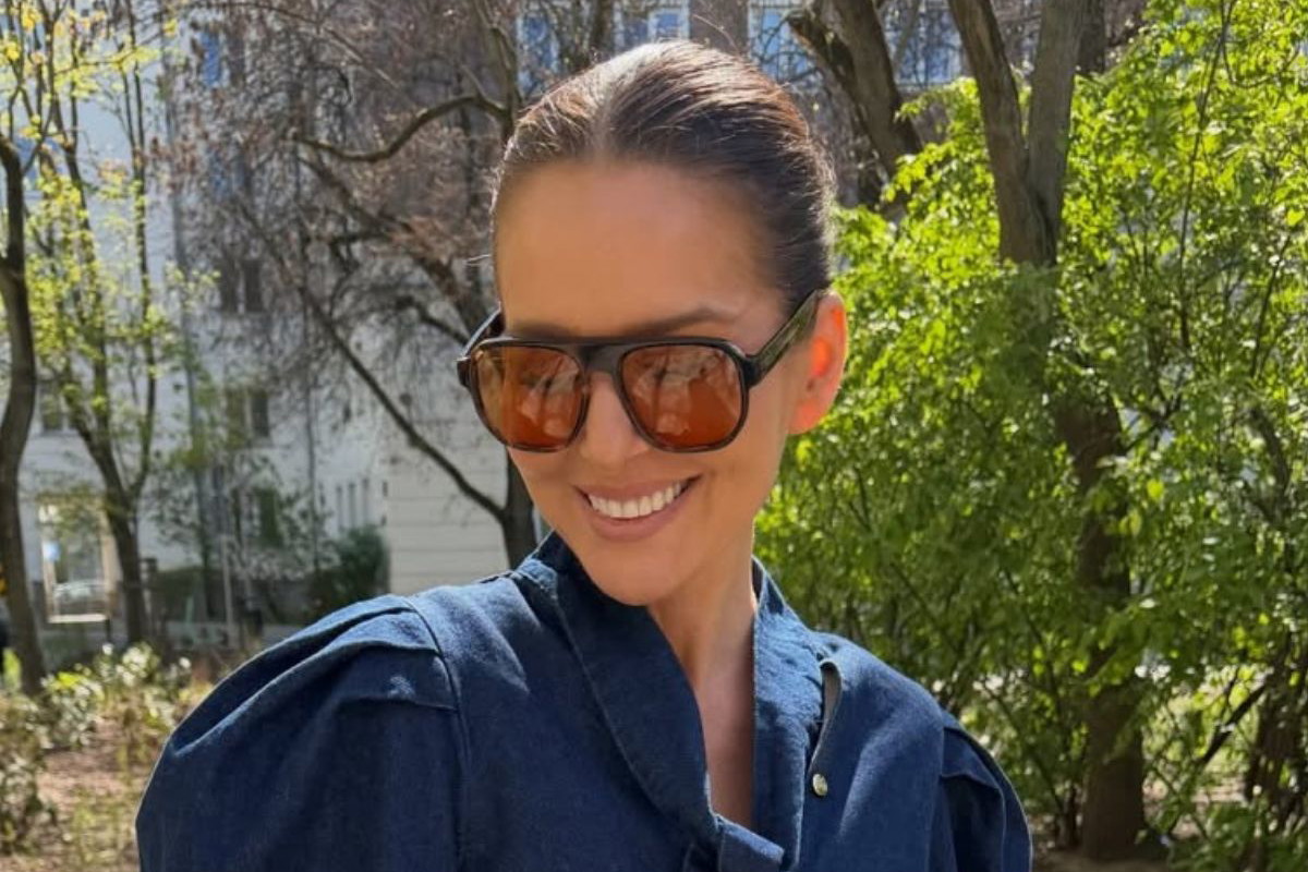 Paulina Sykut w jeansowej mini "cobalt blue", ale tylko spójrzcie na buty
