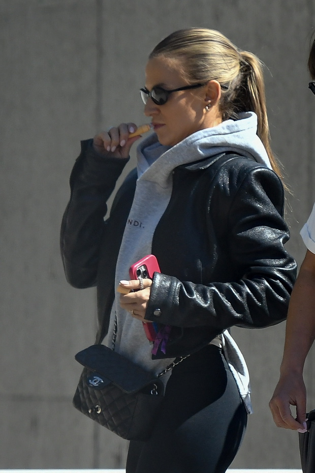 Tak Anna Lewandowska zachowuje się, gdy myśli, że nikt nie patrzy. Paparazzi