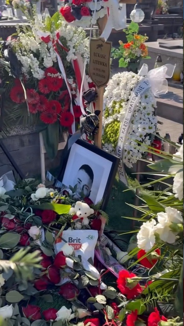 Grób Litewki zalany kwiatami po pogrzebie
