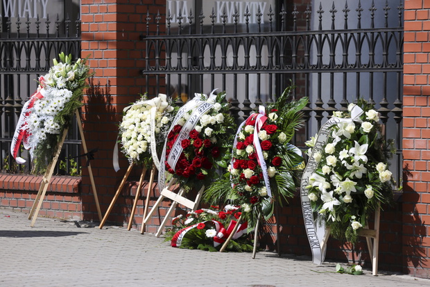 Wieńce przed kościołem w dniu pogrzebu Łukasza Litewki