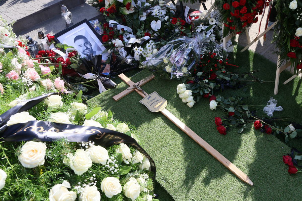 Poruszający widok na grobie Łukasza Litewki.