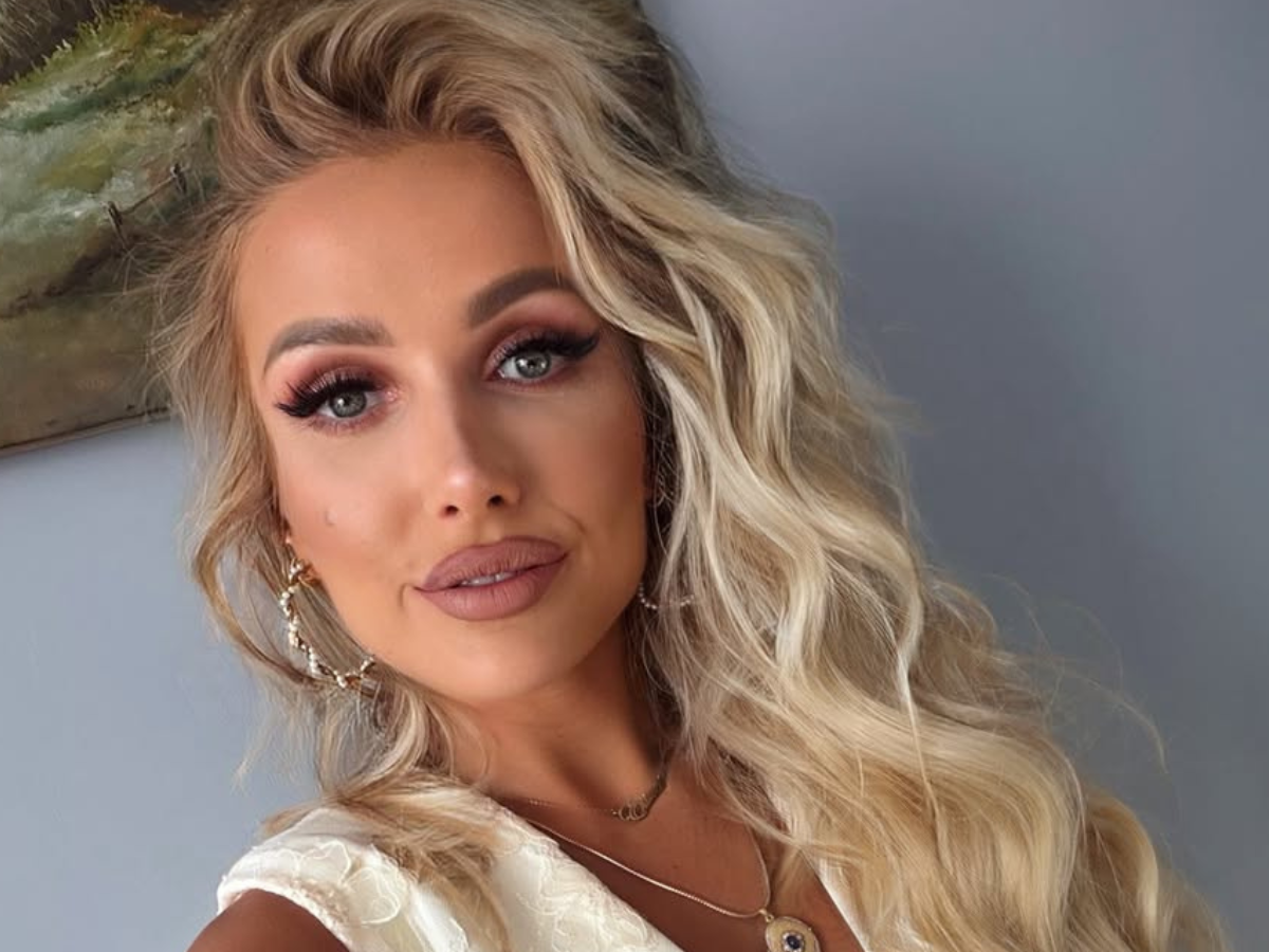 Eliza Trybała z "Królowej przetrwania" na komunii w mini z dekoltem. Na komunii córki będzie odważniej!?