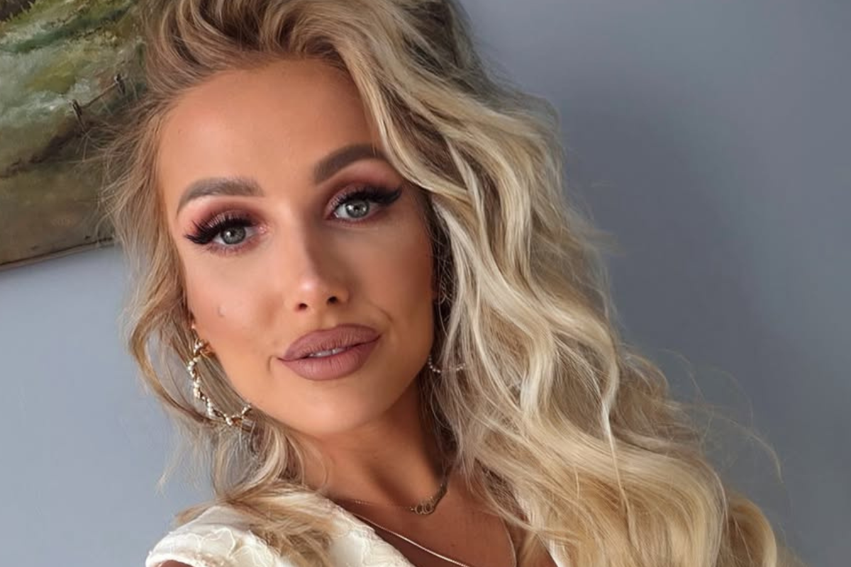 Eliza Trybała z "Królowej przetrwania" na komunii w mini z dekoltem. Na komunii córki będzie odważniej!?