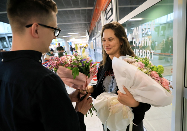 Powitanie Alicji Szemplinskiej na lotnisku Chopina