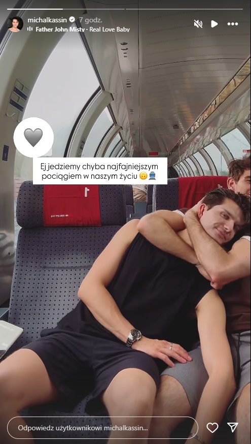 Gwiazdor "Tańca z gwiazdami" w objęciach przystojnego bruneta