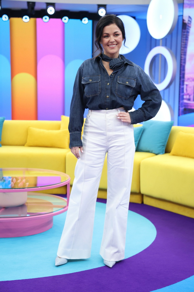 Katarzyna Cichopek w "Halo, tu Polsat" w modnych białych spodniach palazzo