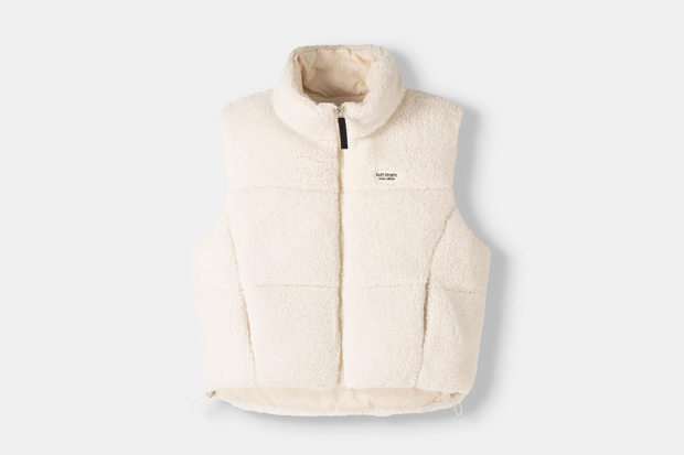 Kremowa kamizelka "teddy vest" z Bershka za 179 złotych