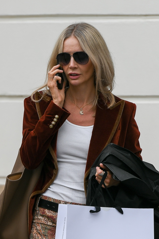 Agnieszka Woźniak-Starak na zdjęciach paparazzi w spodniach "boho chic"