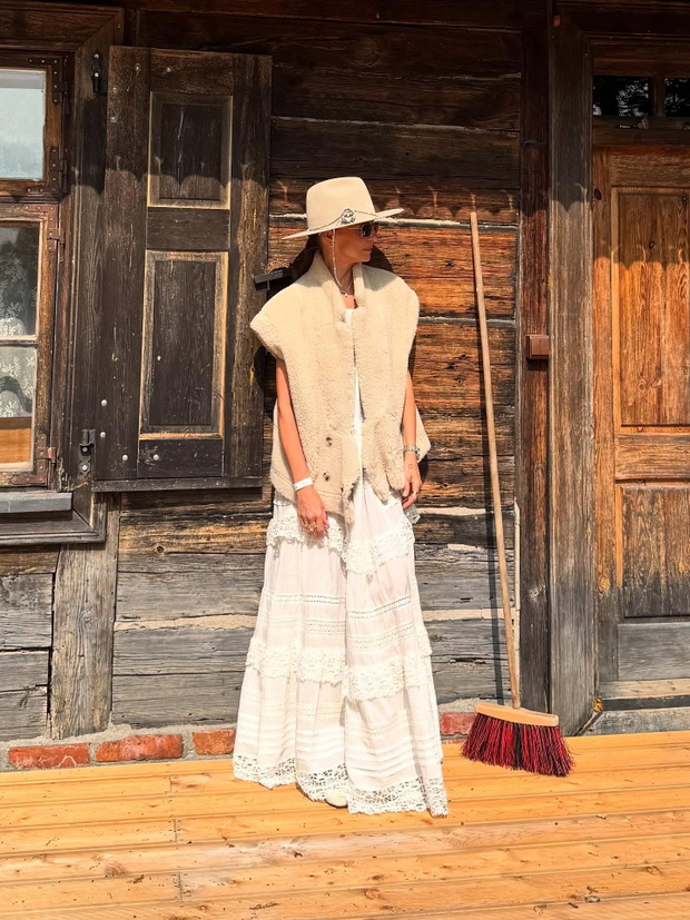 Kasia Sokołowska w modnej kamizelce "teddy vest"