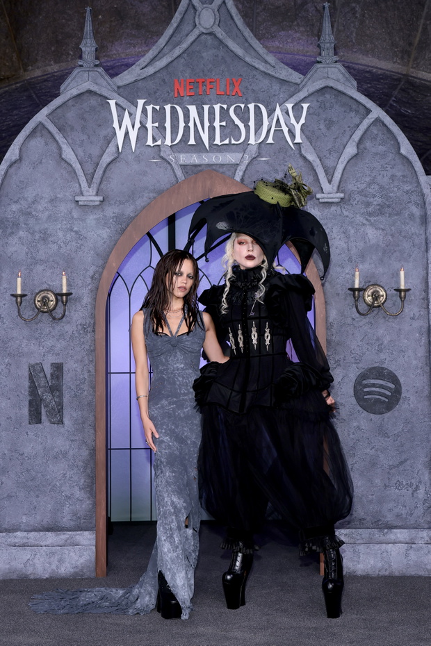 Lady Gaga i Jenna Ortega na imprezie promującej finałową część 2. sezonu "Wednesday" Netflixa