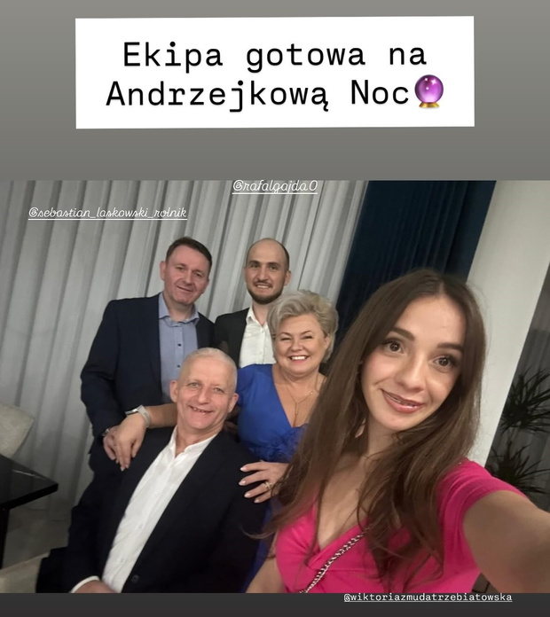 Uczestnicy "Rolnik szuka żony" na imprezie andrzejkowej