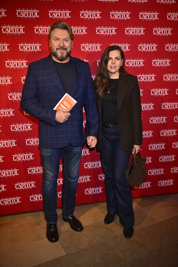 Michał Milowicz z partnerką na premierze spektaklu "Genialny pomysł" w Teatrze Capitol