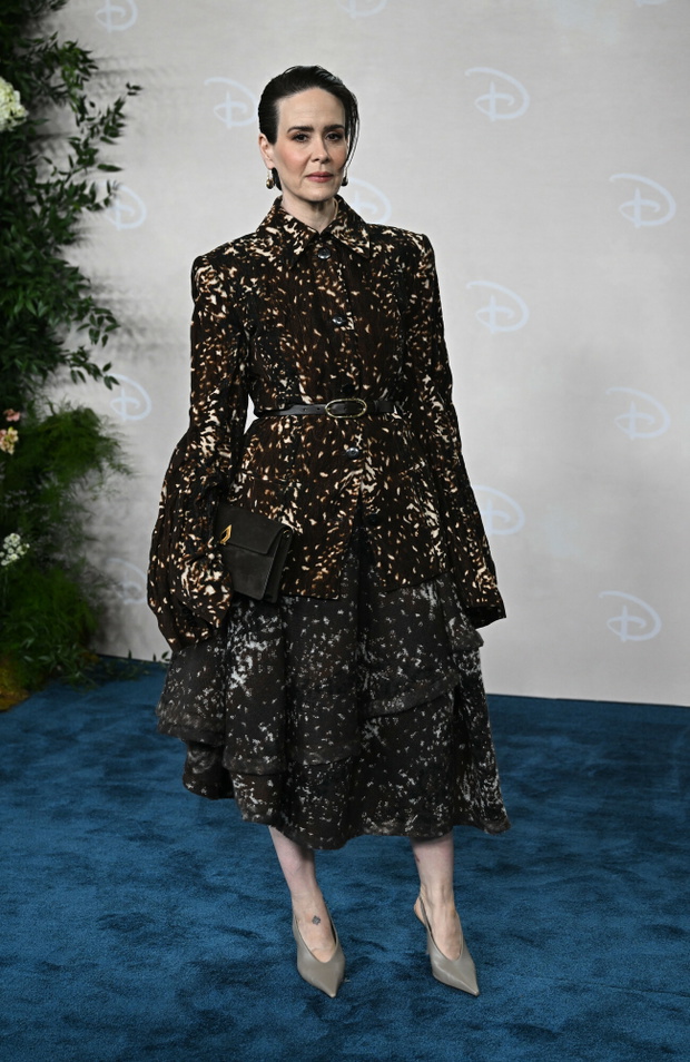 Sarah Paulson w stylizacji z motywem "bambi print"