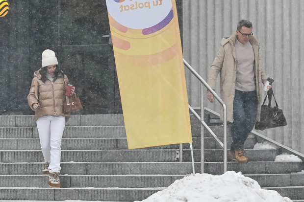 Katarzyna Cichopek i Maciej Kurzajewski "przyłapani" pod studiem Polsatu.