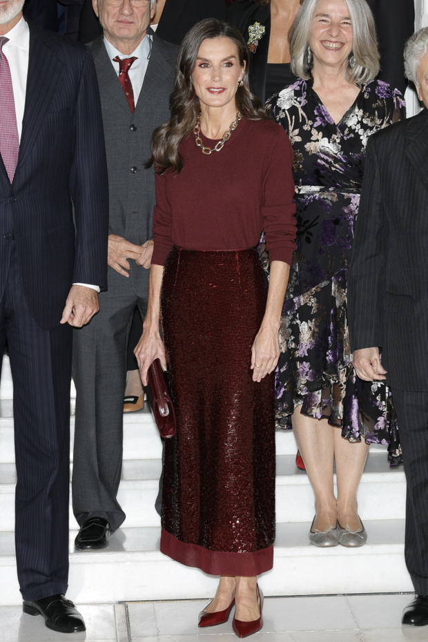 Królowa Letycja i jej torebka "deep crimson" – elegancja, która inspiruje świat