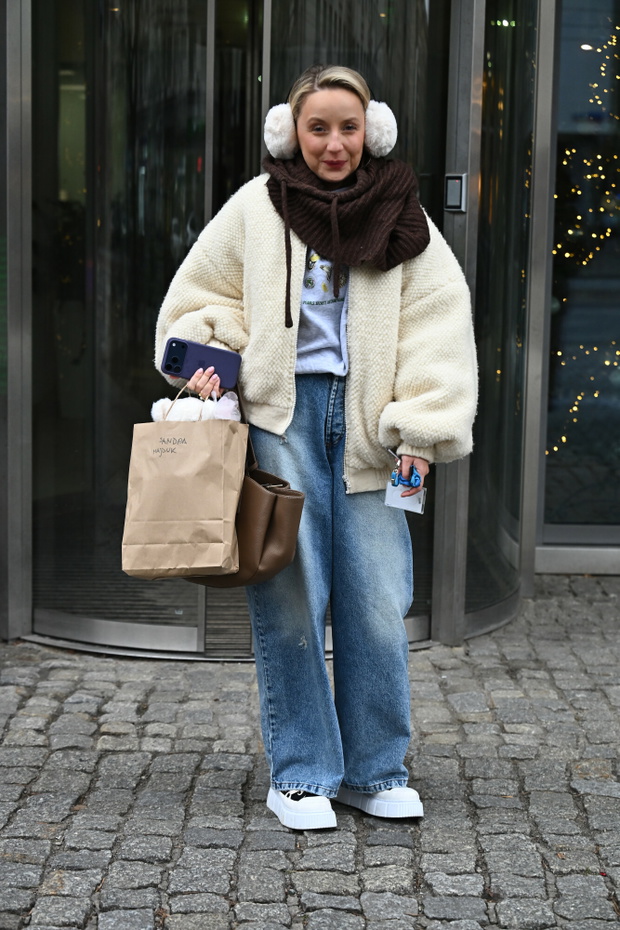 Sandra Hajduk-Popińska w modnej kurtce "oversize sherpa" w kolorze "oatmeal" na zimę 2026