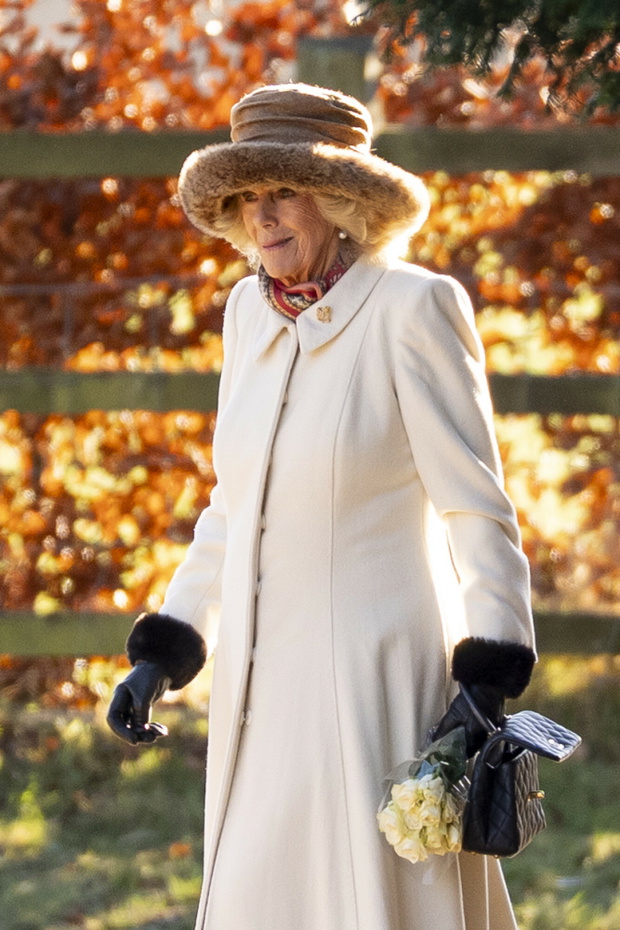 Królowa Camilla w modnym płaszczu odcieniu "Cloud Dancer" na zimę 2026