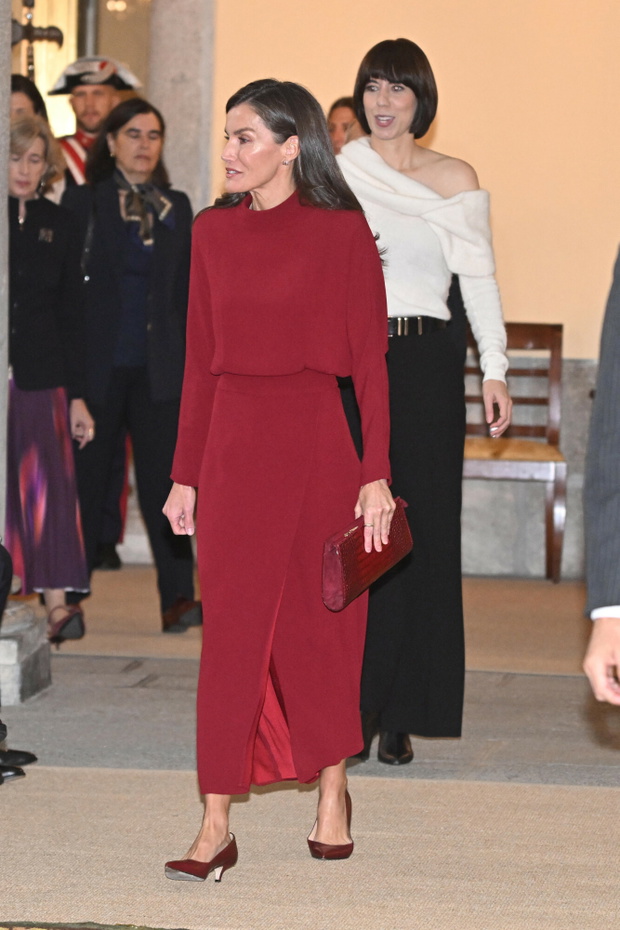 Królowa Letycja z modną torebką na 2026 rok w odcieniu "deep crimson"
