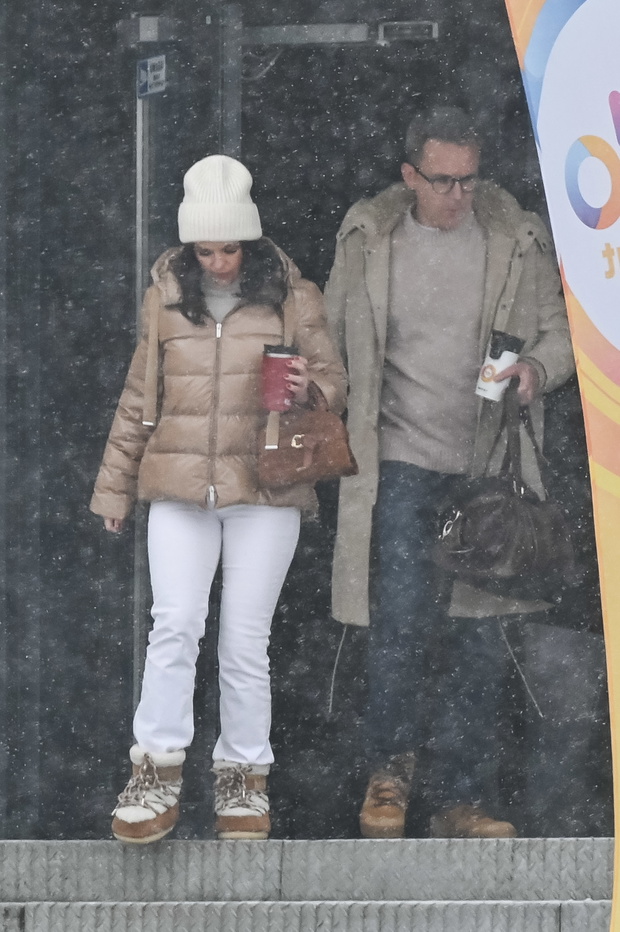 Katarzyna Cichopek i Maciej Kurzajewski "przyłapani" pod studiem Polsatu.