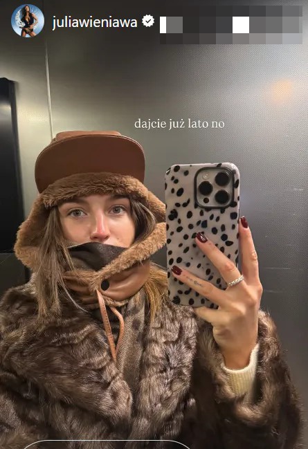 Zapomnij o kurtce. Płaszcz w stylu Julii Wieniawy w odcieniu "chocolate brown" to hit tej zimy