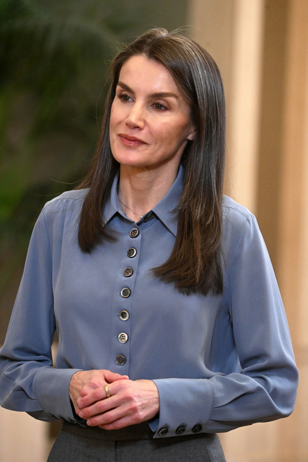 Królowa Letycja w modnej koszuli w kolorze "Pale Cerulean"