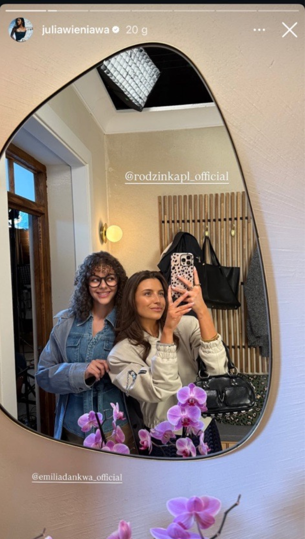 Julia Wieniawa i Emilia Dankwa na planie serialu "Rodzinka.pl"