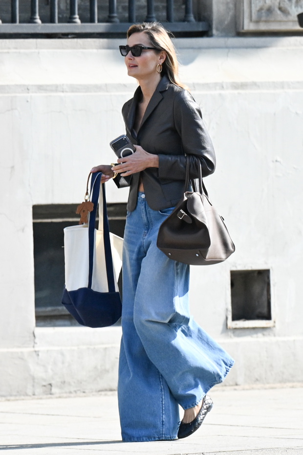 Małgorzata Socha w modnych jeansach "ultra wide leg" i torebką za 25 tysięcy złotych. Paparazzi