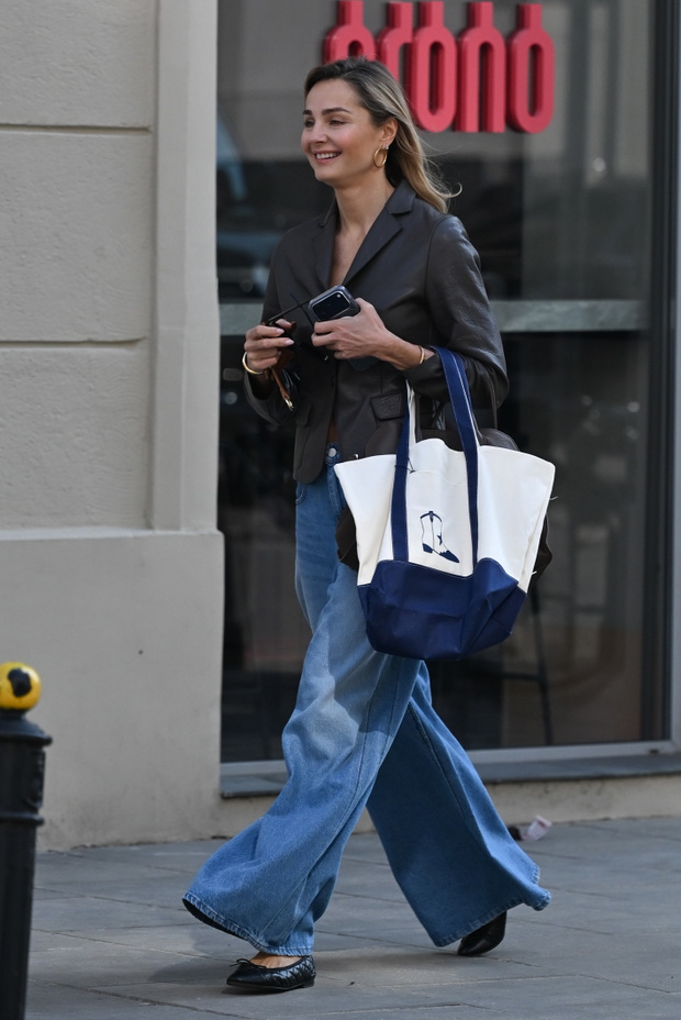 Małgorzata Socha już lansuje modne jeansy "ultra wide leg"