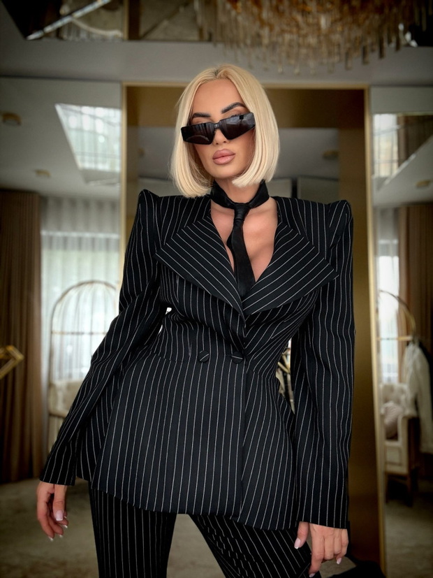 Izabela Macudzińska w modnej marynarce typu "Peplum" marki Just Unique za 890 złotych