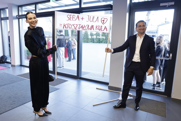 Misiek Koterski z wielkim transparentem na finale "TzG".