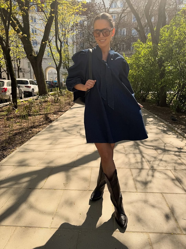 Paulina Sykut w jeansowej mini "cobalt blue", ale tylko spójrzcie na buty