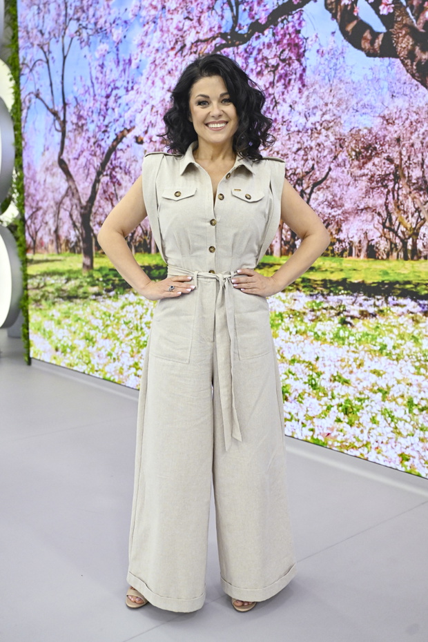 Katarzyna Cichopek w modnym kombinezonie "sand utility jumpsuit"